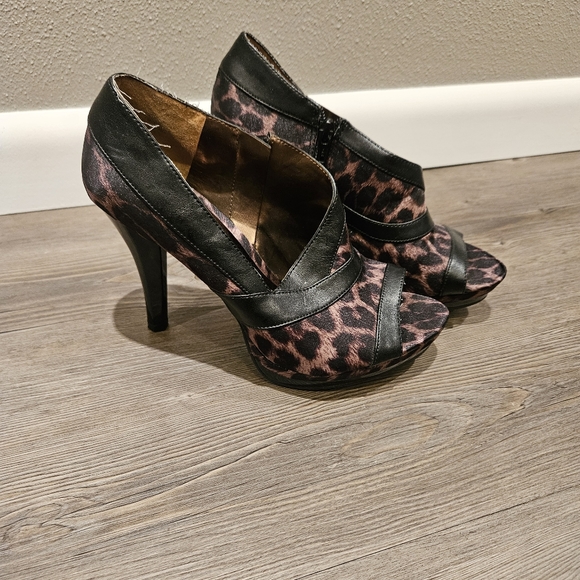 Carlos leopard platform heels - Picture 4 of 5